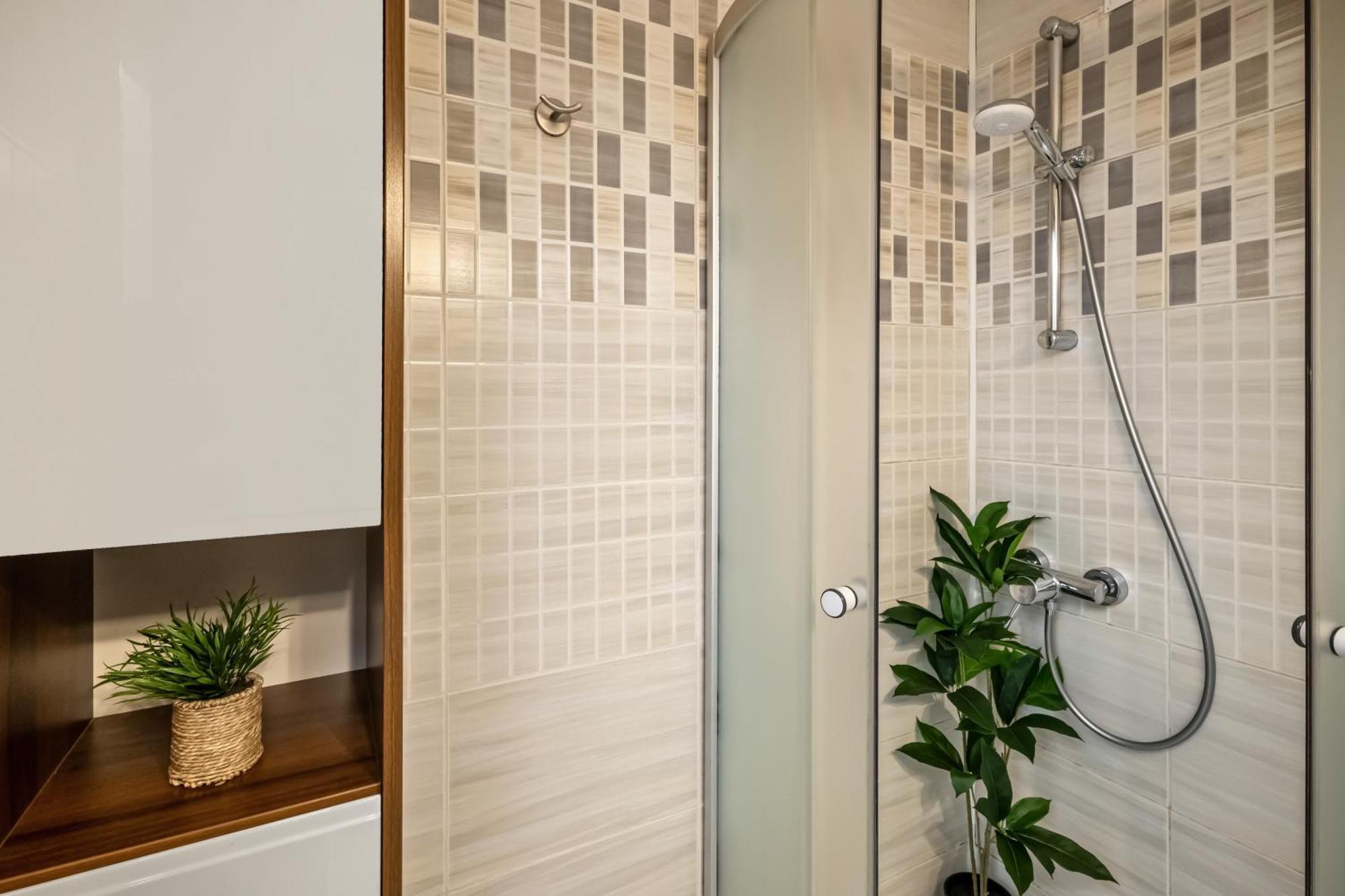 Earthy Escape - Central Apt With Balcony Bukares Bagian luar foto